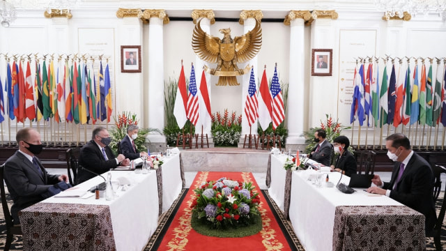 Menteri Luar Negeri RI Retno Marsudi saat menerima kunjungan Menteri Luar Negeri Amerika Serikat Mike Pompeo, Jakarta, Kamis (29/10). Foto: Kemlu RI