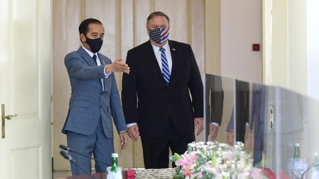 Presiden Joko Widodo menyambut kunjungan Menteri Luar Negeri Amerika Serikat Mike Pompeo, di Istana Kepresidenan Bogor, Kamis (29/10). Foto: Biro Pers Sekretariat Presiden