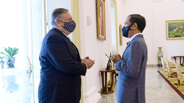 Presiden Joko Widodo menyambut kunjungan Menteri Luar Negeri Amerika Serikat Mike Pompeo, di Istana Kepresidenan Bogor, Kamis (29/10). Foto: Biro Pers Sekretariat Presiden