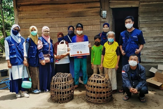 Kegiatan sosialisasi dan pembagian sembako Komunitas Benang Putih pada saat Pandemi Covid-19 di Binangun,Cilacap,Jawa Tengah