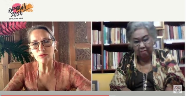 Toety Herati (kanan) saat menerima penghargaan secara virtual dari Janet De Neefe - IST