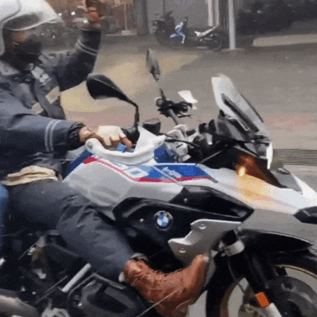 Gubernur Jawa Barat Ridwan Kamil menunggangi moge petualang BMW R 1250 GS. Foto: dok. instagram.com/ridwankamil/