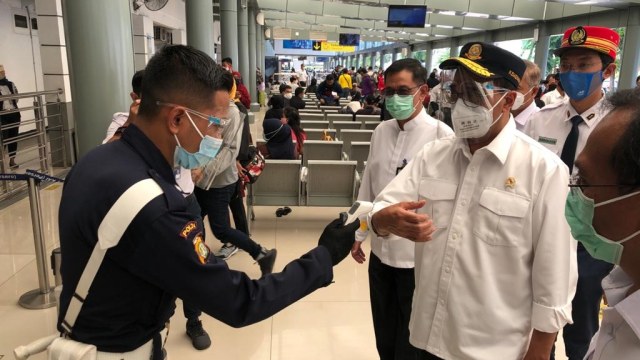 Menteri Perhubungan RI Budi Karya Sumadi saat meninjau Stasiun Senen, Jakarta, Kamis (29/10). Foto: Menhub RI