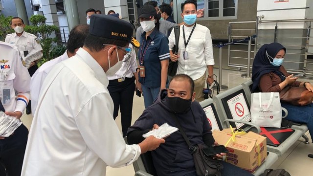 Menteri Perhubungan RI Budi Karya Sumadi saat membagikan masker kepada penumpang di Stasiun Senen, Jakarta, Kamis (29/10). Foto: Menhub RI