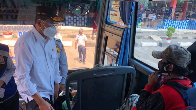 Menteri Perhubungan RI Budi Karya Sumadi saat meninjau Terminal Kampung Rambutan, Jakarta, Kamis (29/10). Foto: Kemenhub RI