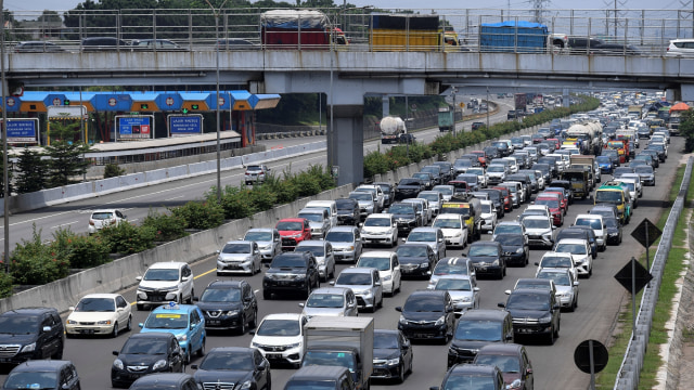 Kendaraan memadati ruas Tol Jagorawi KM 6 di Jakarta, Kamis (29/10). Foto: Hafidz Mubarak A/ANTARA FOTO