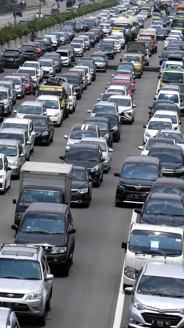Kendaraan memadati ruas Tol Jagorawi KM 6 di Jakarta, Kamis (29/10). Foto: Hafidz Mubarak A/ANTARA FOTO