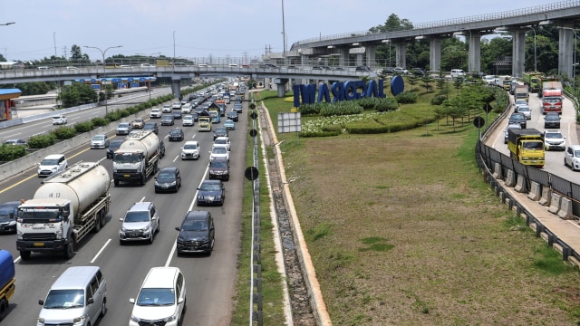 Kendaraan memadati ruas Tol Jagorawi KM 6 di Jakarta, Kamis (29/10). Foto: Hafidz Mubarak A/ANTARA FOTO