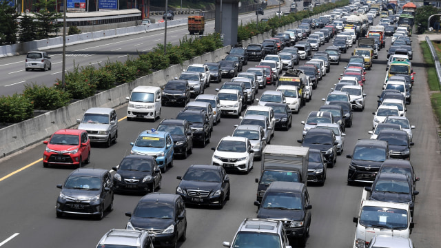Kendaraan memadati ruas Tol Jagorawi KM 6 di Jakarta, Kamis (29/10). Foto: Hafidz Mubarak A/ANTARA FOTO