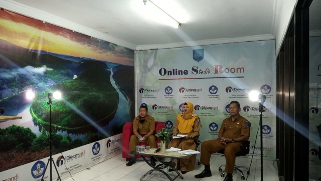 Proses pembuatan konten pebelajaran lewat tv kabel di Ternate. Foto: Rizal Syam/cermat