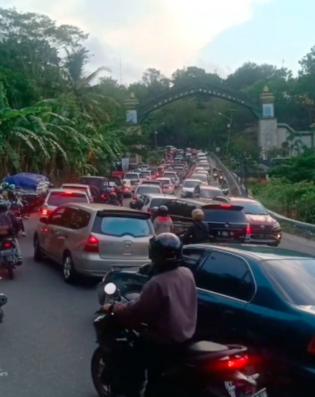 Antrean panjang di ruas jalur utama Gunungkidul. Foto: Erfanto/Tugu Jogja.