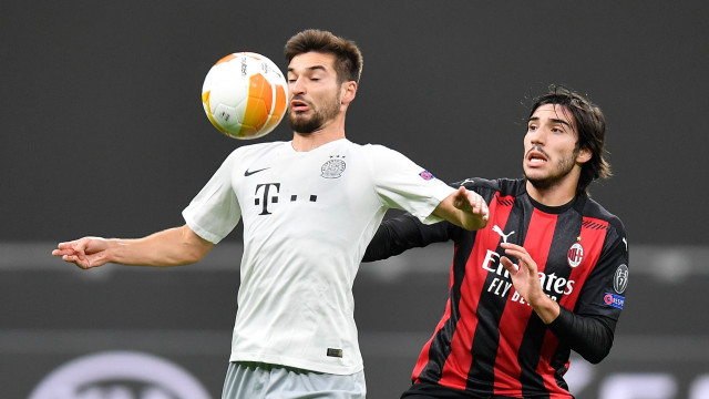 Sandro Tonali dari AC Milan beraksi dengan Michal Travnik dari Sparta Praha. Foto: Daniele Mascolo/REUTERS