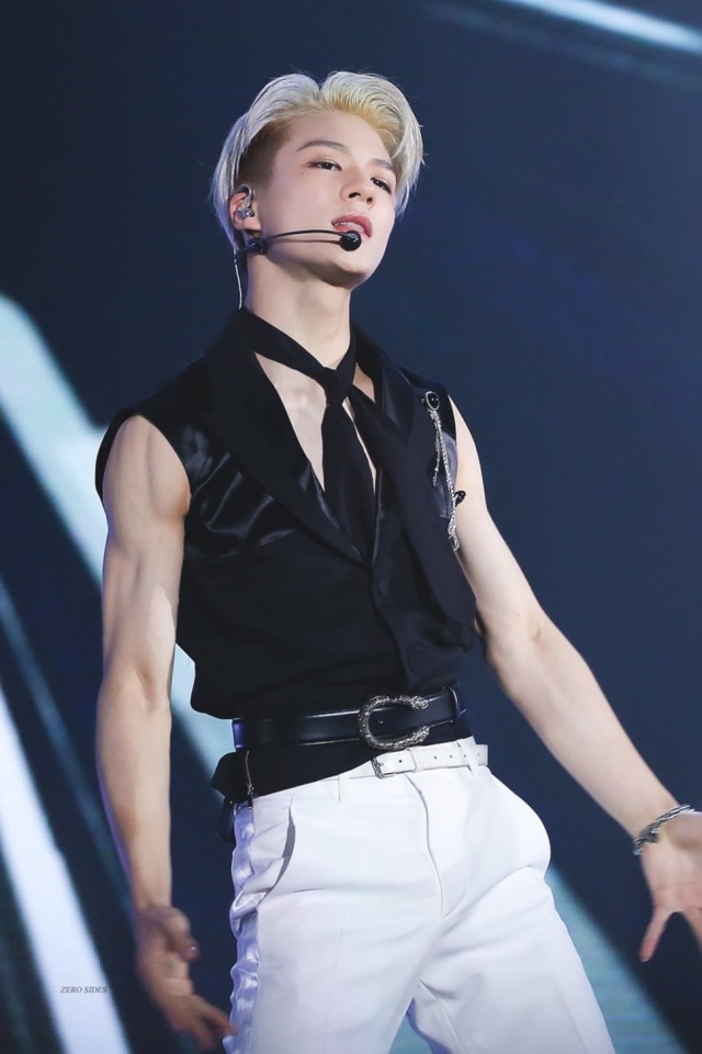 Penampilan Jeno NCT dalam acara festival musik. Foto: Dok. Koreaboo