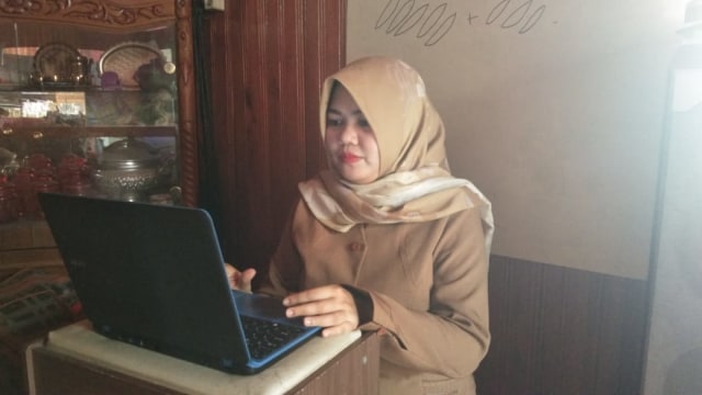 Nurma, guru kelas satu SDN 005/V Kuala Tungkal Tanjung Jabung Barat Jambi mengajar daring selama pandemi COVID-19. Ia tidak kenal lelah untuk mengajar anak-anak yang baru masuk kelas satu. Apa yang dilakukannya adalah untuk masa depan pendidikan di Indonesia. (Foto: Tanoto Foundation).