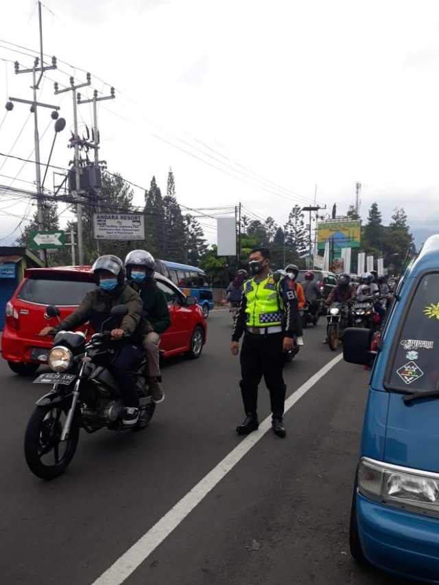 Suasana jalur Puncak, Bogor, ramai lancar di hari ketiga libur panjang. Foto: Humas Polres Bogor