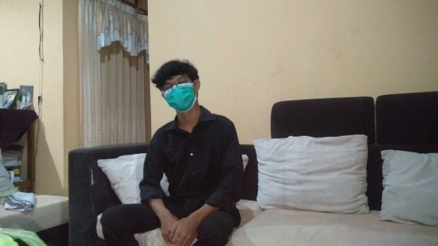 Seorang mahasiswa aktif seni musik sekaligus part-timer musisi, Ale.