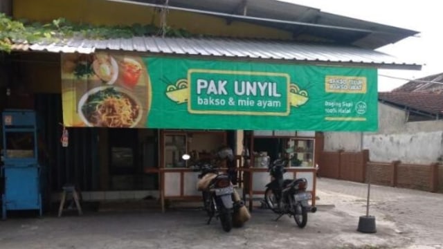 Suasana warung bakso Pak Unyil yang sepi pembeli dikala pandemi.