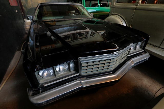 Chevrolet Impala tahun 1975 berwarna hitam, mobil kepresidenan mendiang presiden Mesir Anwar El Sadat, terlihat di toko Sayed Sima di Giza, Abu Rawash, Mesir. Foto: Amr Abdallah Dalsh/REUTERS