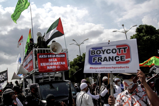 Pengunjuk rasa melakukan aksi boikot Presiden Prancis Emmanuel Macron di kawasan Nol Kilometer Yogyakarta, DI Yogyakarta, Jumat (30/10). Foto: Hendra Nurdiyansyah/ANTARA FOTO