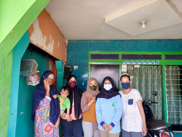 Mahasiswa KKN menjalankan aksi gerakan peduli covid dengan cara melakukan sosialisasi kepada masyarakat pentingnya penerapan 3M