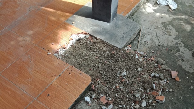 Pengecekan kepulan asap berasal dari bagian rumah warga di Jalan Sawo RT3/2, Kelurahan Curug, Kecamatan Cimanggis, Jumat (30/10). Foto: Dok. Istimewa