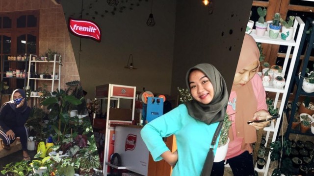 Amira tengah berpose dengan bisnis yang ia jalani.