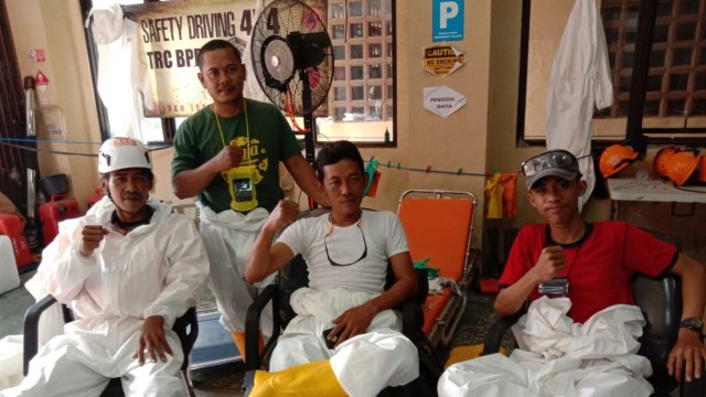 Pak Bagus (tengah) dan beberapa relawan saat di kantor. Foto : Dokumentasi pribadi Pak Bagus.