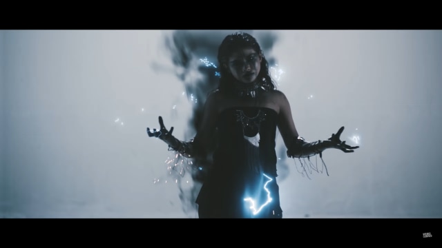 Cuplikan video musik Lathi. Foto: YouTube Weird Genius