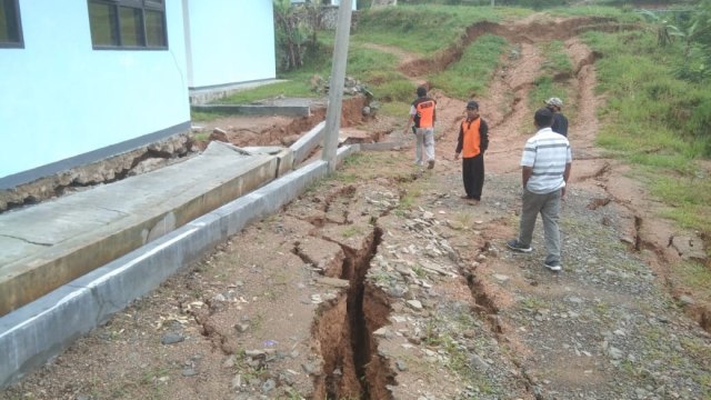 Tanah yang bergerak usai longsor di Kampung Tegalumbu, Lebak, Banten Foto: Dok. BNPB