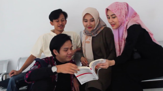 Mahasiswa UIN Sunan Kalijaga Yogyakarta sedang berdiskusi bersama. Foto: Tugu Jogja.