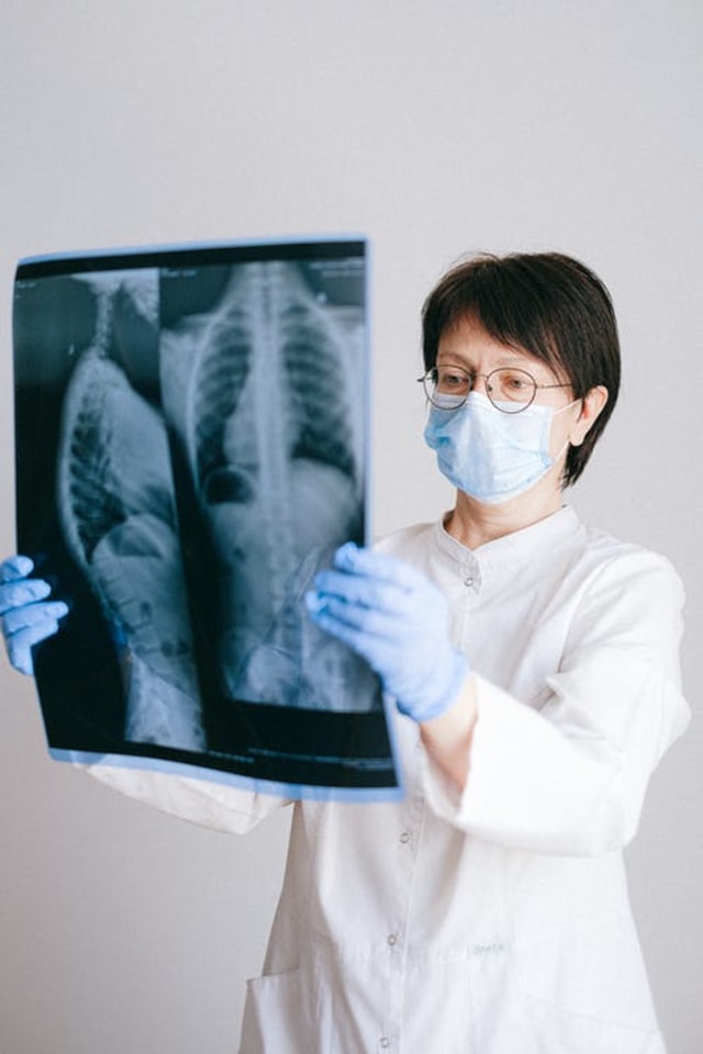 Ilustrasi dokter sedang menganalisis xray seorang pria yang tersangkut dildo di lubang anus. Foto: Pixabay