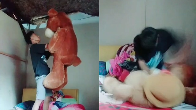 Boneka beruang yang dibeli dari hasil jadi kuli bangunan. (Foto: @rizkiwarobay27/TikTok)