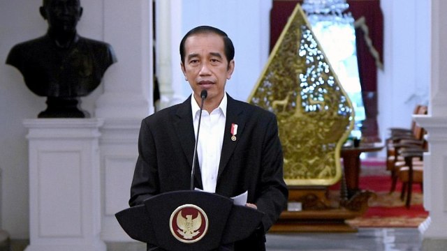 Presiden Joko Widodo menyampaikan pernyataan pers di Istana Merdeka, Jakarta, Sabtu (31/10). Foto: Biro Pers Setpres/handout ANTARA FOTO