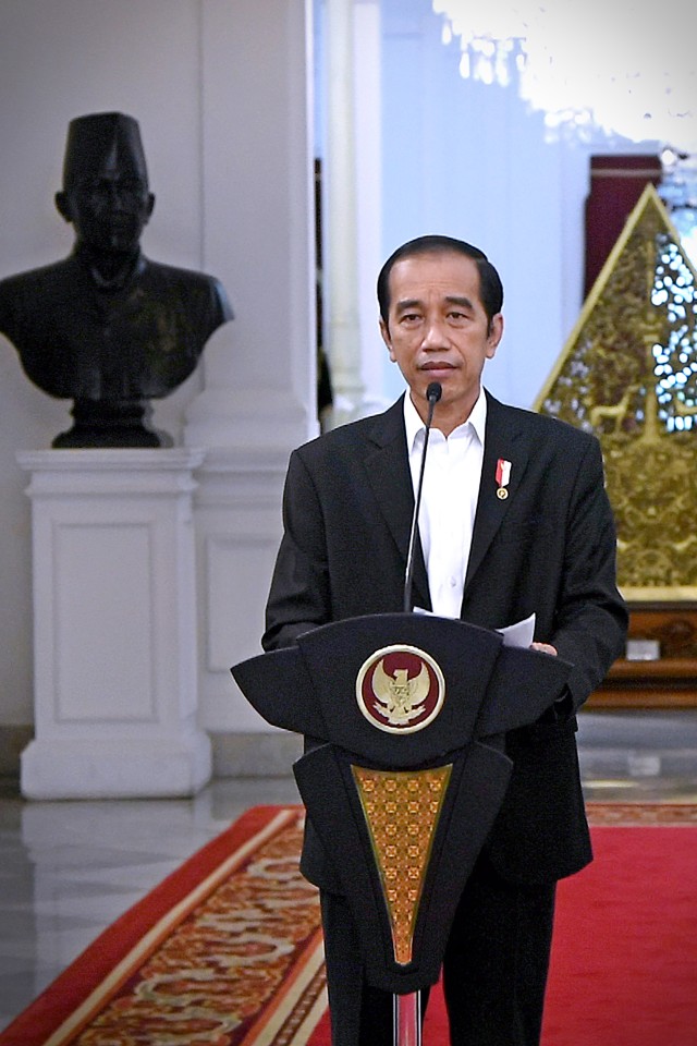 Presiden Joko Widodo menyampaikan pernyataan pers di Istana Merdeka, Jakarta, Sabtu (31/10). Foto: Biro Pers Setpres/handout ANTARA FOTO