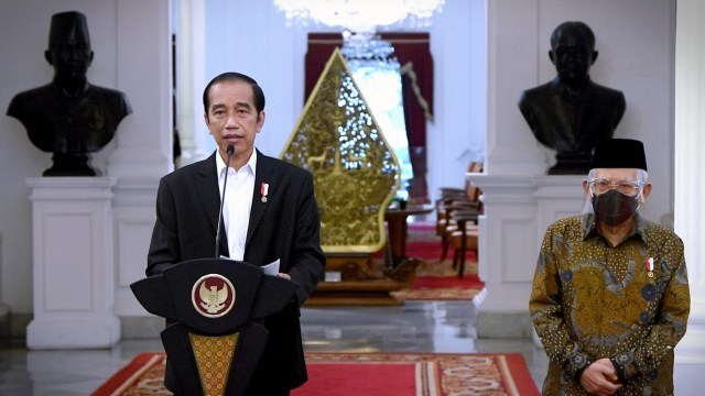 Presiden Joko Widodo didampingi Wapres Ma'ruf Amin menyampaikan pernyataan pers di Istana Merdeka, Jakarta, Sabtu (31/10). Foto: Biro Pers Setpres/handout ANTARA FOTO