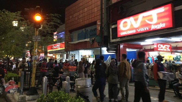 Sejumlah wisatawan di Jalan Malioboro, DI Yogyakarta, Sabtu (31/10).
 Foto: Arfiansyah Panji Purnandaru/kumparan