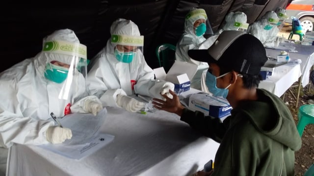 Suasana rapid tes dan swab wisatawan di Puncak. Foto: kumparan