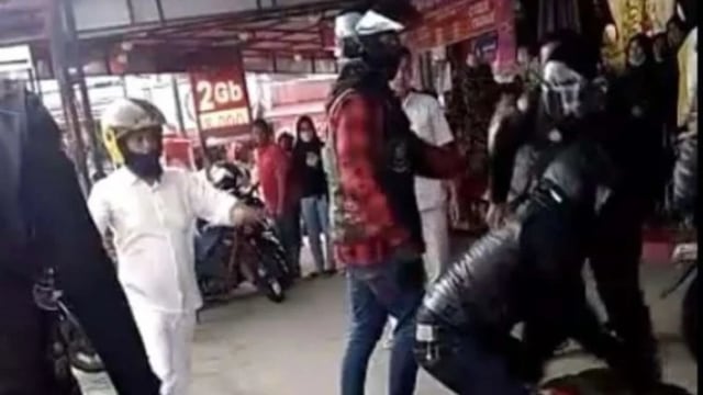 Aksi pengeroyokan anggota moge HOG Siliwangi Bandung Chapter kepada anggota TNI di Bukittinggi. Foto: ist