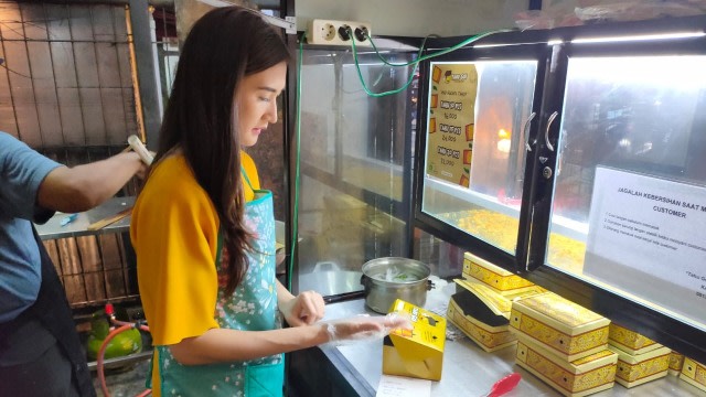 Amanda, penjual tahu goreng yang viral di media sosial. Foto: Abyan Faisal Putratama/kumparan