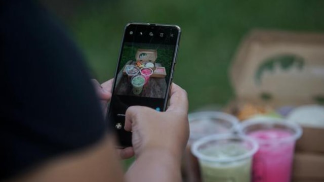 Pelaku UMKM memotret produk kuliner untuk diunggah di media sosial. (ANTARAFOTO/ANDREAS FITRI ATMOKO)