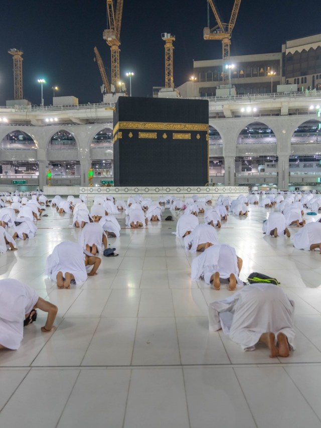 Suasana salat Subuh perdana pada layanan umrah tahap III yang dibuka Minggu, 1 November 2020. Foto: GPH.gov.sa