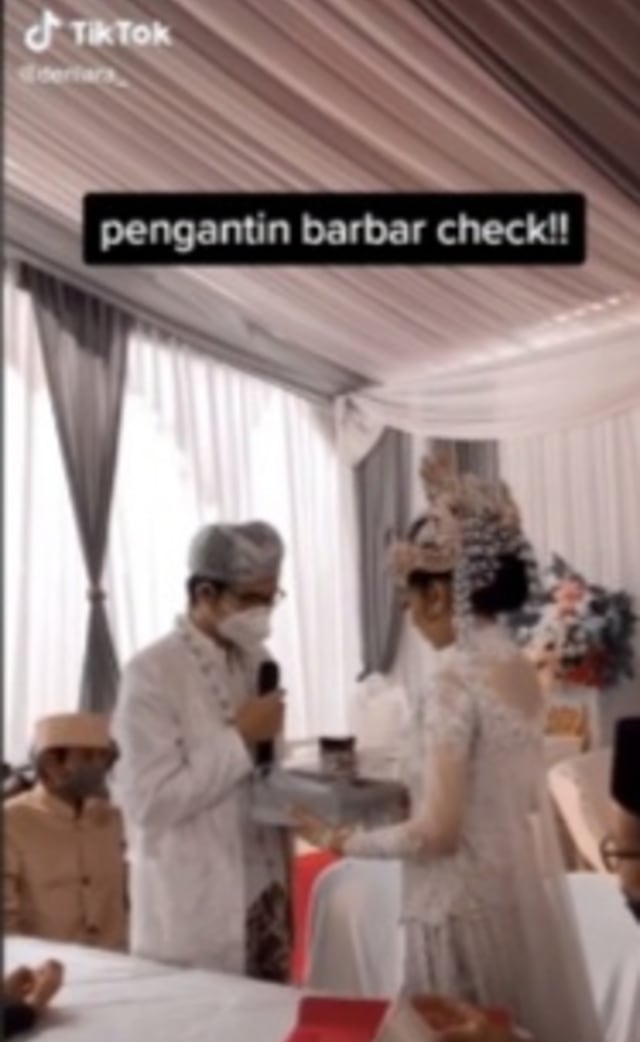 Viral momen kocak pengantin wanita di Jawa Timur tinggalkan suami saat iring-iringan pengantin. (Foto: TikTok/@deniara_ )