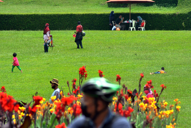 Sejumlah pengunjung berwisata di kawasan Kebun Raya Bogor, Jawa Barat, Minggu (1/11).  Foto: Arif Firmansyah/ANTARA FOTO