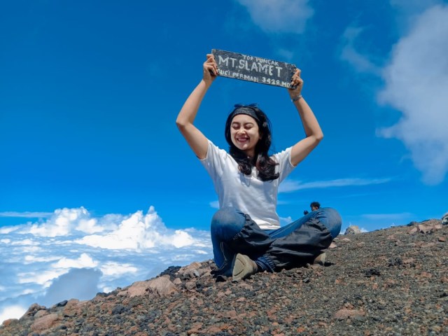 Ikna saat berada di puncak Gunung Slamet. (dok.istimewa)
