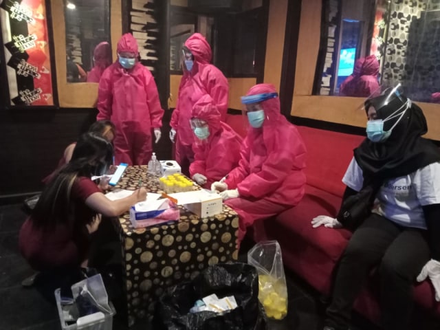 Sebanyak 5 pengunjung tempat hiburan malam terindikasi positif narkoba dalam operasi gabungan. Mereka positif setelah dilakukan bersama dengan 19 orang mengikuti tes urine