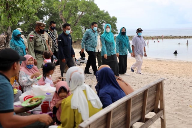 Wakil Ketua Satgas Penanganan COVID-19 Aceh, Dyah Erti Idawati, bersama petugas saat memantau penerapan protokol kesehatan ke tempat wisata Pantai Pasir Putih Lhok Mee. Foto: Humas Setda Aceh