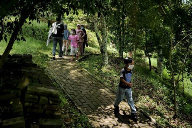 Pengunjung di kawasan tempat wisata Tebing Keraton, Kecamatan CImenyan, Kabupaten Bandung, Jawa Barat, Minggu (1/11/2020). Foto: Jamal Ramadhan/kumparan