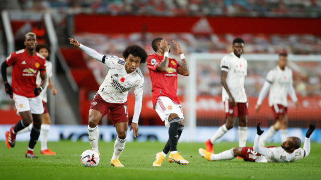 Arsenal melawan Manchester United di Old Trafford, Inggris. Foto: Pool via REUTERS/Phil Noble