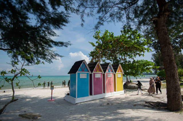 Wisatawan berjalan di tepi Pantai Teluk Lagoi, Bintan, Kepulauan Riau, Minggu (1/11/2020). Foto: Aditya Pradana Putra/ANTARA FOTO