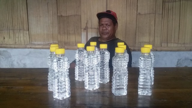 Foto : Paul Bombang, warga Kisol, Kelurahan Tanah Rata, Kecamatan Kota Komba, Kabupaten Manggarai Timur, NTT, saat diwawancara media ini di kediammanya, Minggu (1/11/2020).